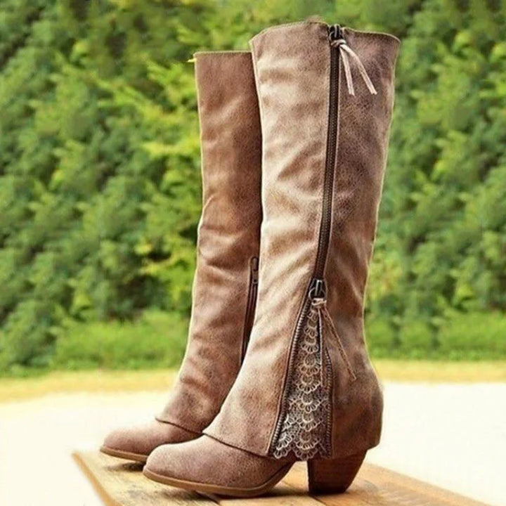 Brévalie | Femme Bottes Montantes Talon Carré Dentelle - Taupe - Image 1