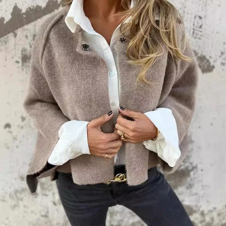 Brévane | Manteau Femme Hiver Court Boutonné - Taupe - Image 5