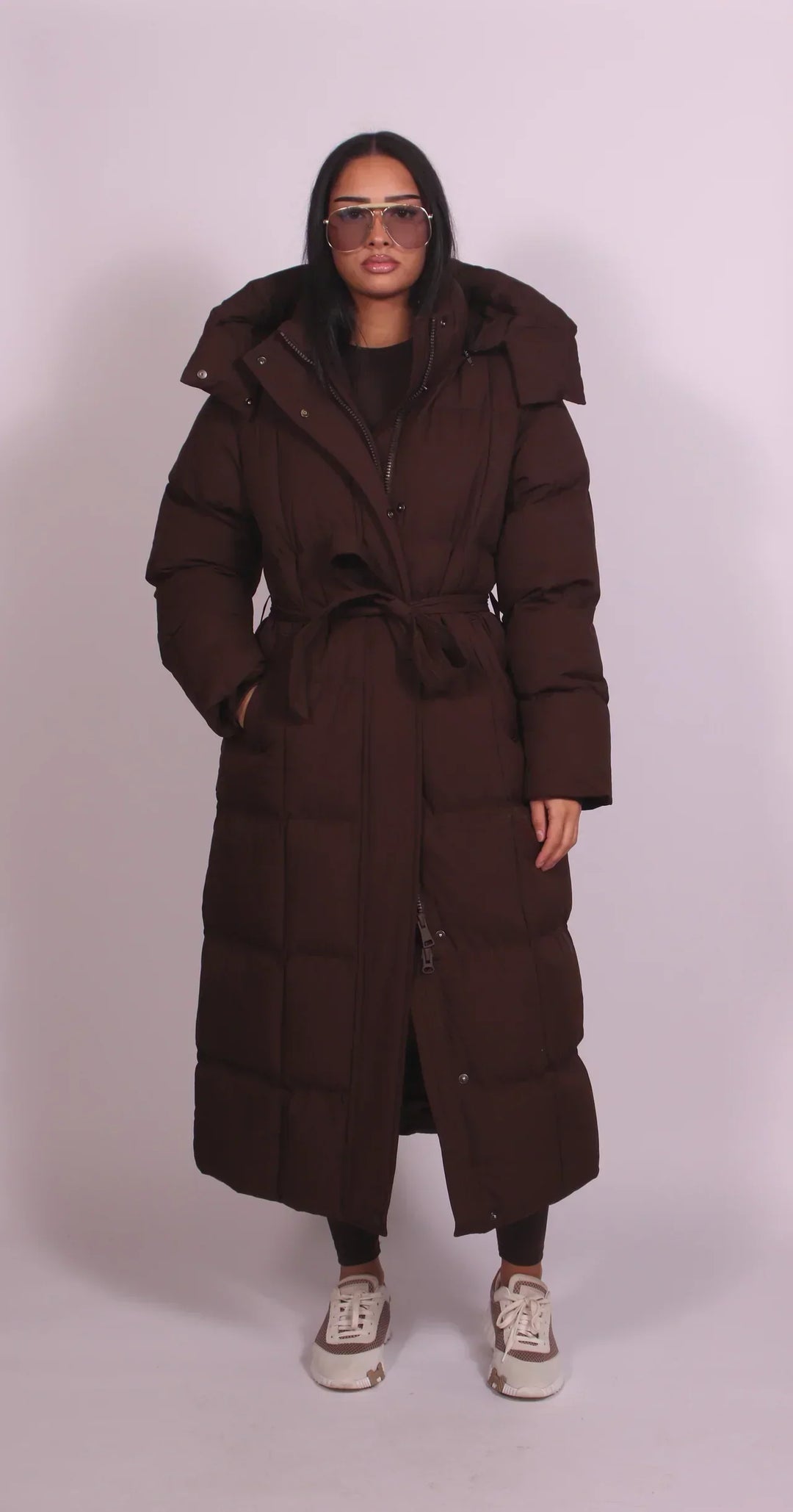 Calvène | Doudoune Longue Femme Ceinturée à Capuche - Dark Brown - Image 1