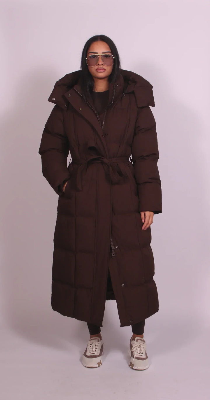 Calvène | Doudoune Longue Femme Ceinturée à Capuche - Dark Brown - Image 1