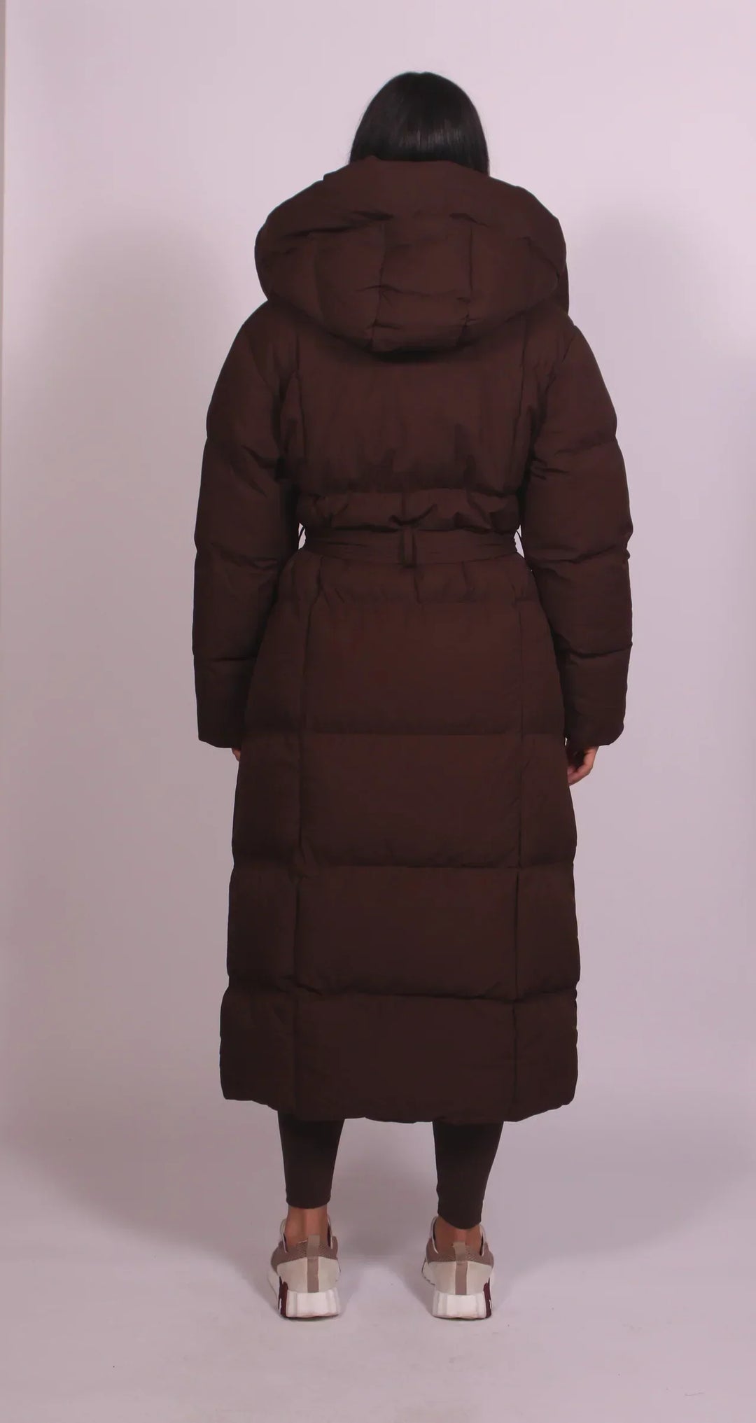 Calvène | Doudoune Longue Femme Ceinturée à Capuche - Dark Brown - Image 3