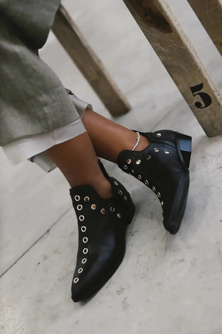 Névhore | Femme Bottines Cloutées Bout Pointu - Black - Image 1