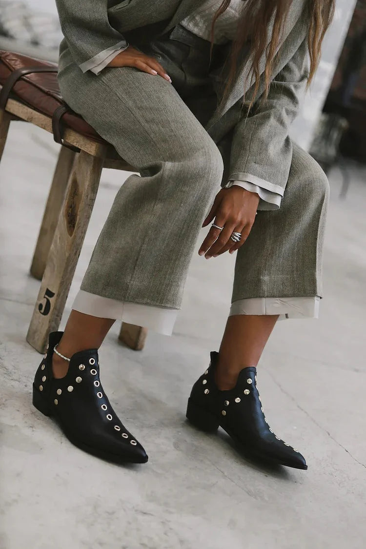 Névhore | Femme Bottines Cloutées Bout Pointu - Black - Image 3