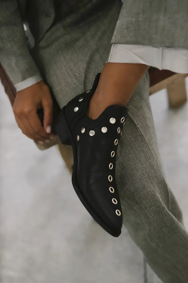 Névhore | Femme Bottines Cloutées Bout Pointu - Black - Image 4