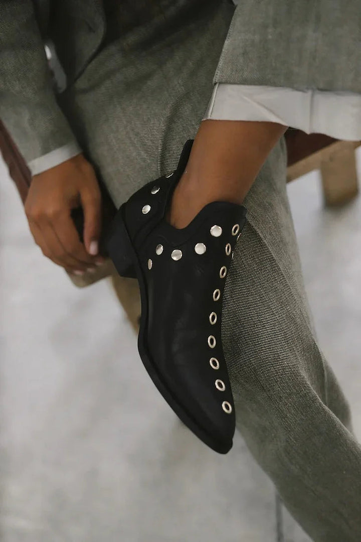 Névhore | Femme Bottines Cloutées Bout Pointu - Black - Image 4