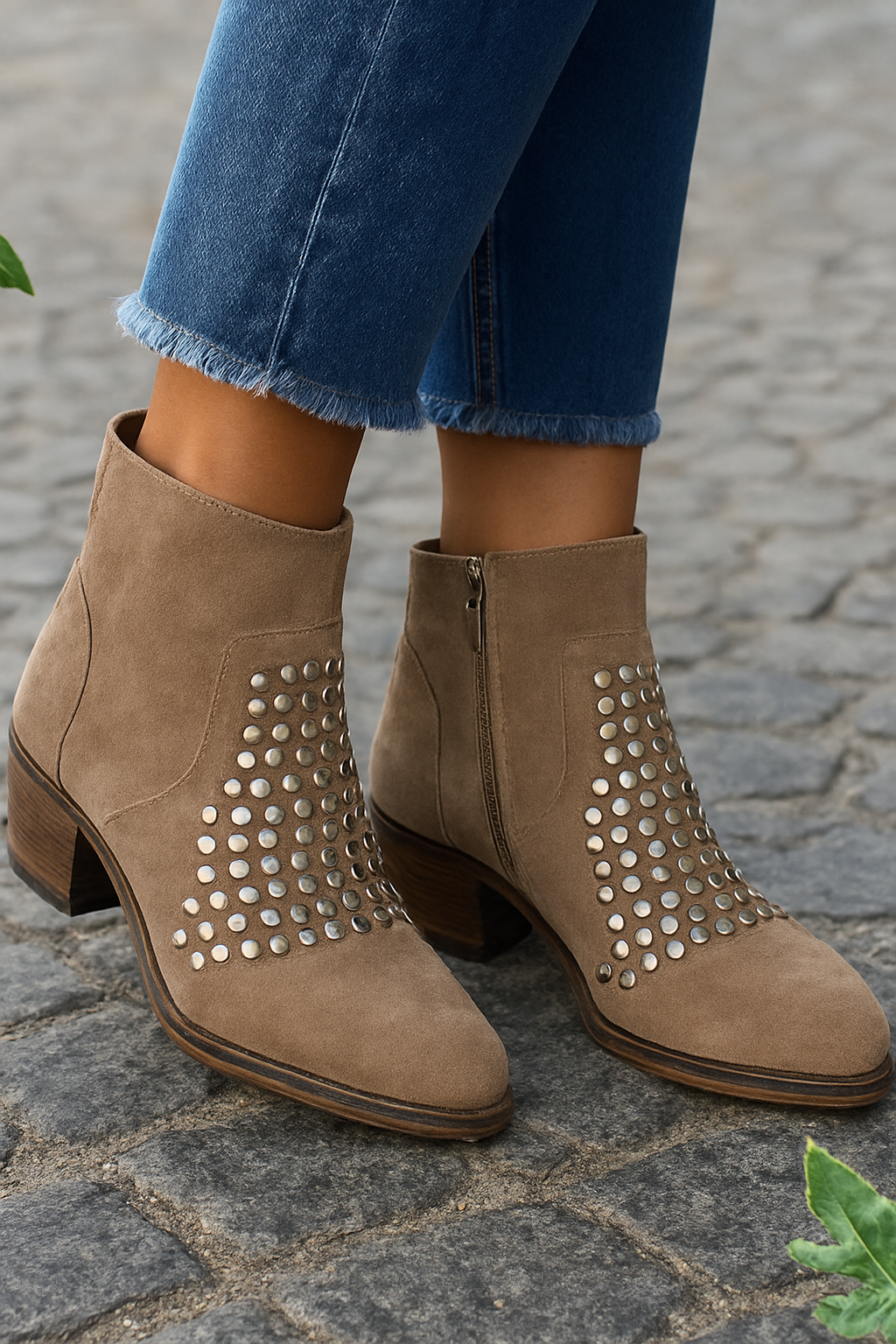Valmire | Femme Bottines Cloutées Talon Carré - Taupe - Image 2